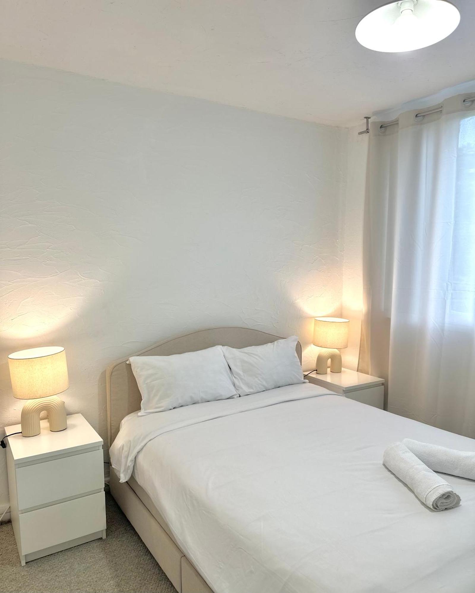 & Cosy T2 Near Airport